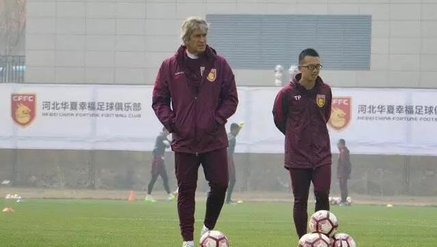 小林正义进门之后便直奔会议室的主席位，其他人纷纷恭敬的起立致敬。